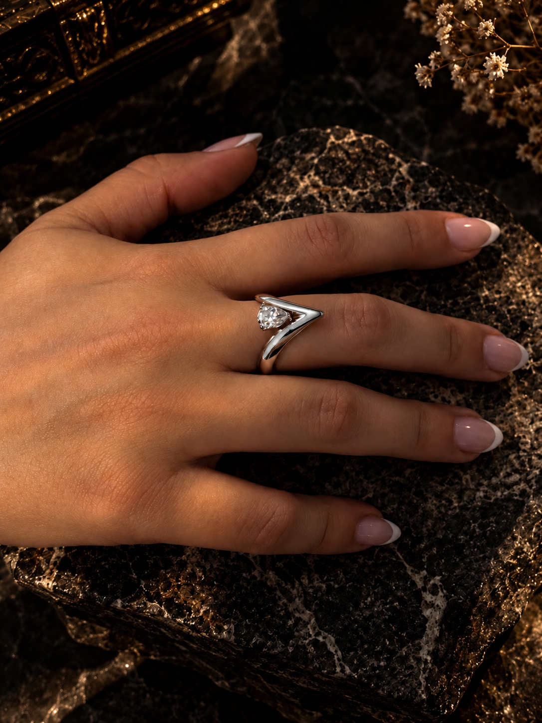 V shine ring r04 — λείο ασημί V με μία κεντρική πέτρα, φορεμένο στο χέρι